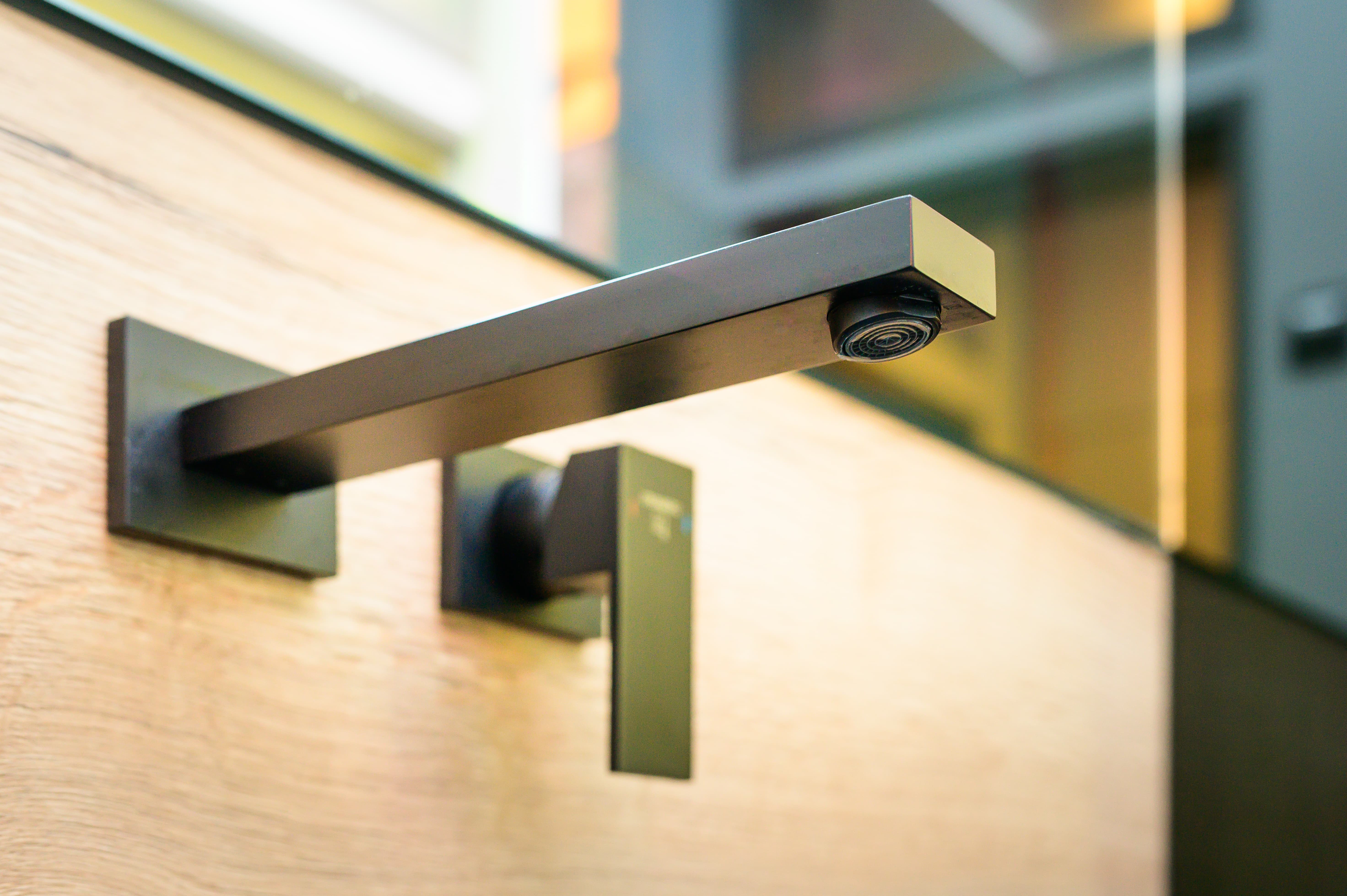 W_schwarzer-wasserhahn-nahaufname