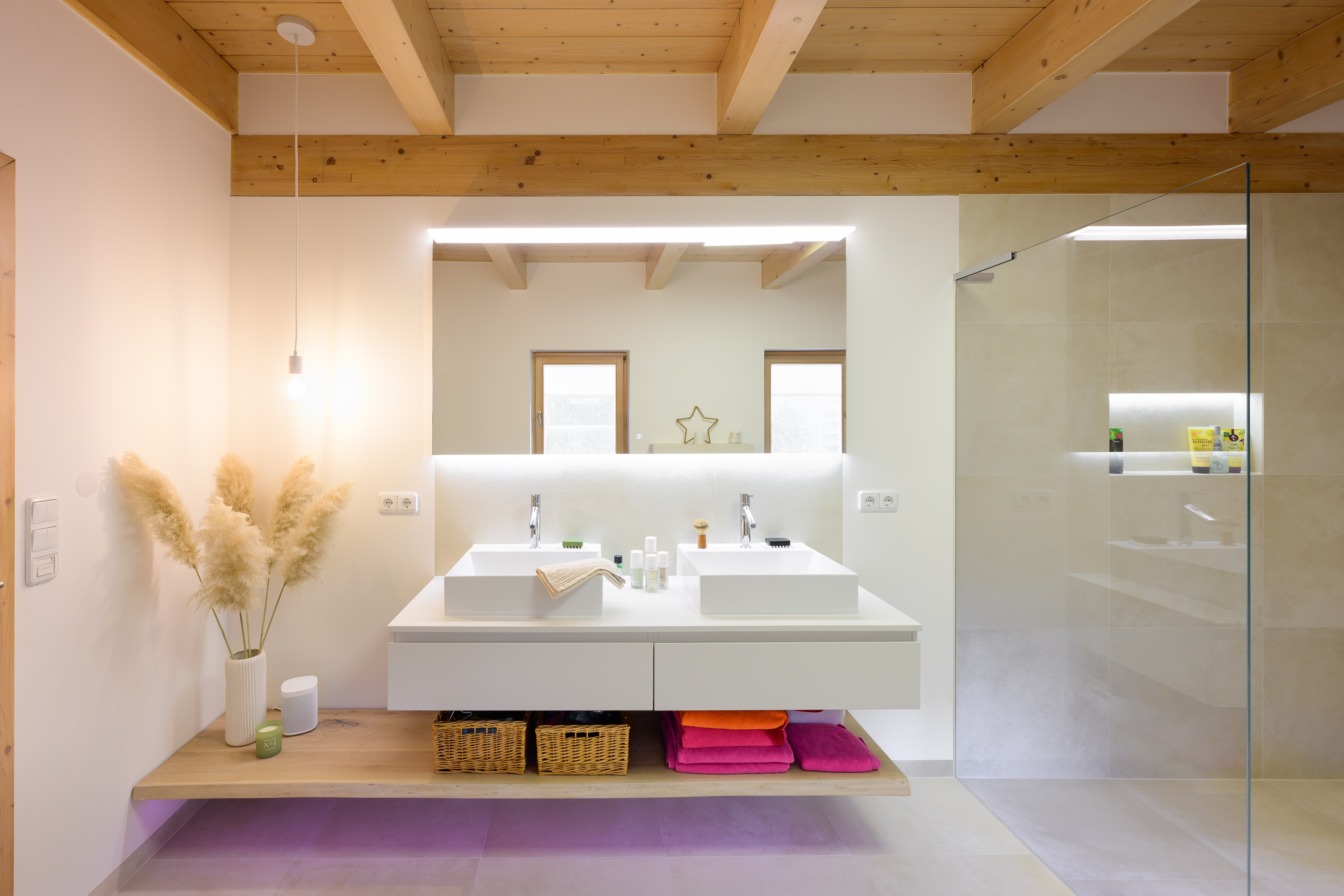 P_modernes-bad-beleuchtung-holz-decke