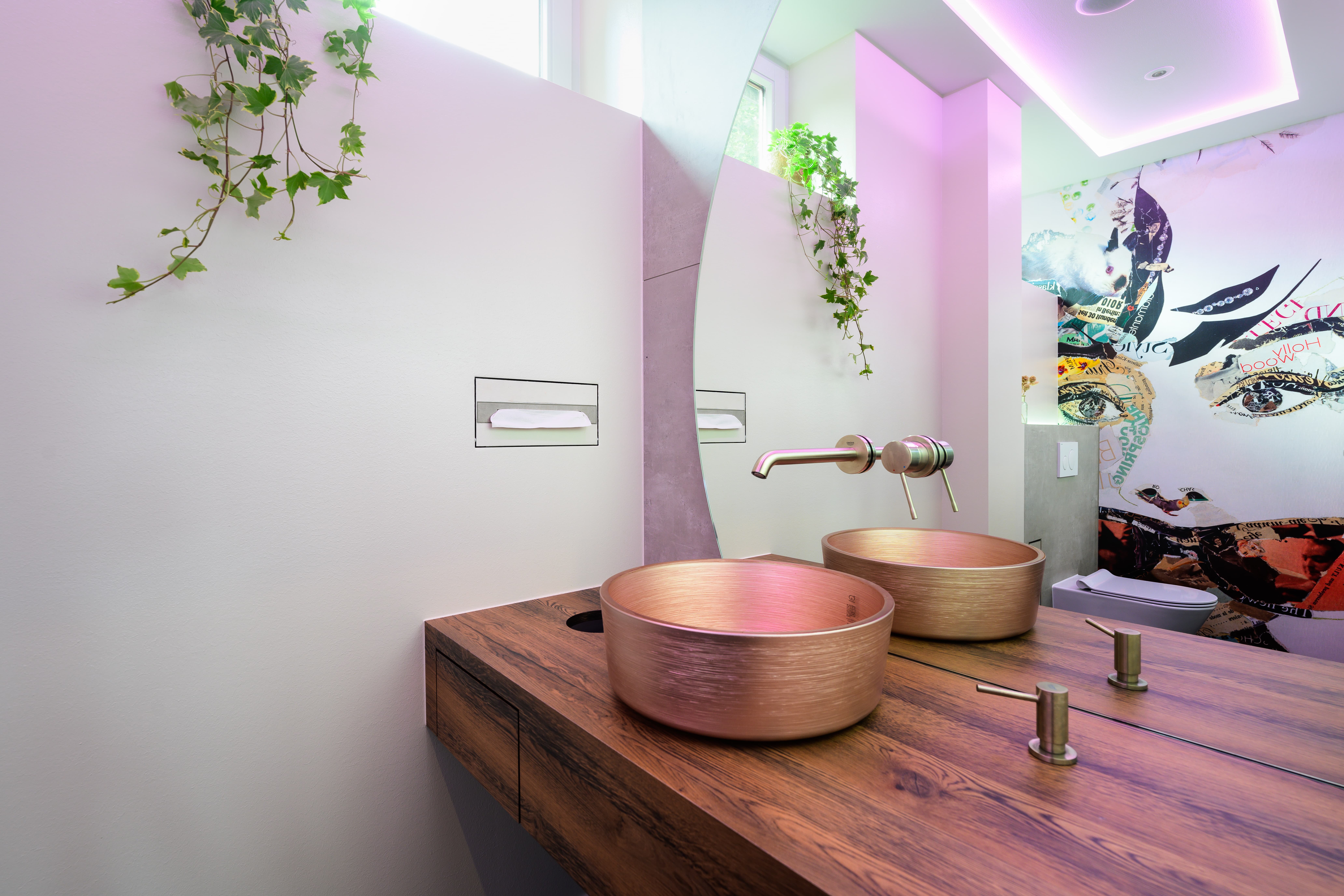 Y_modernes-kreatives-bad-pink-beleuchtet