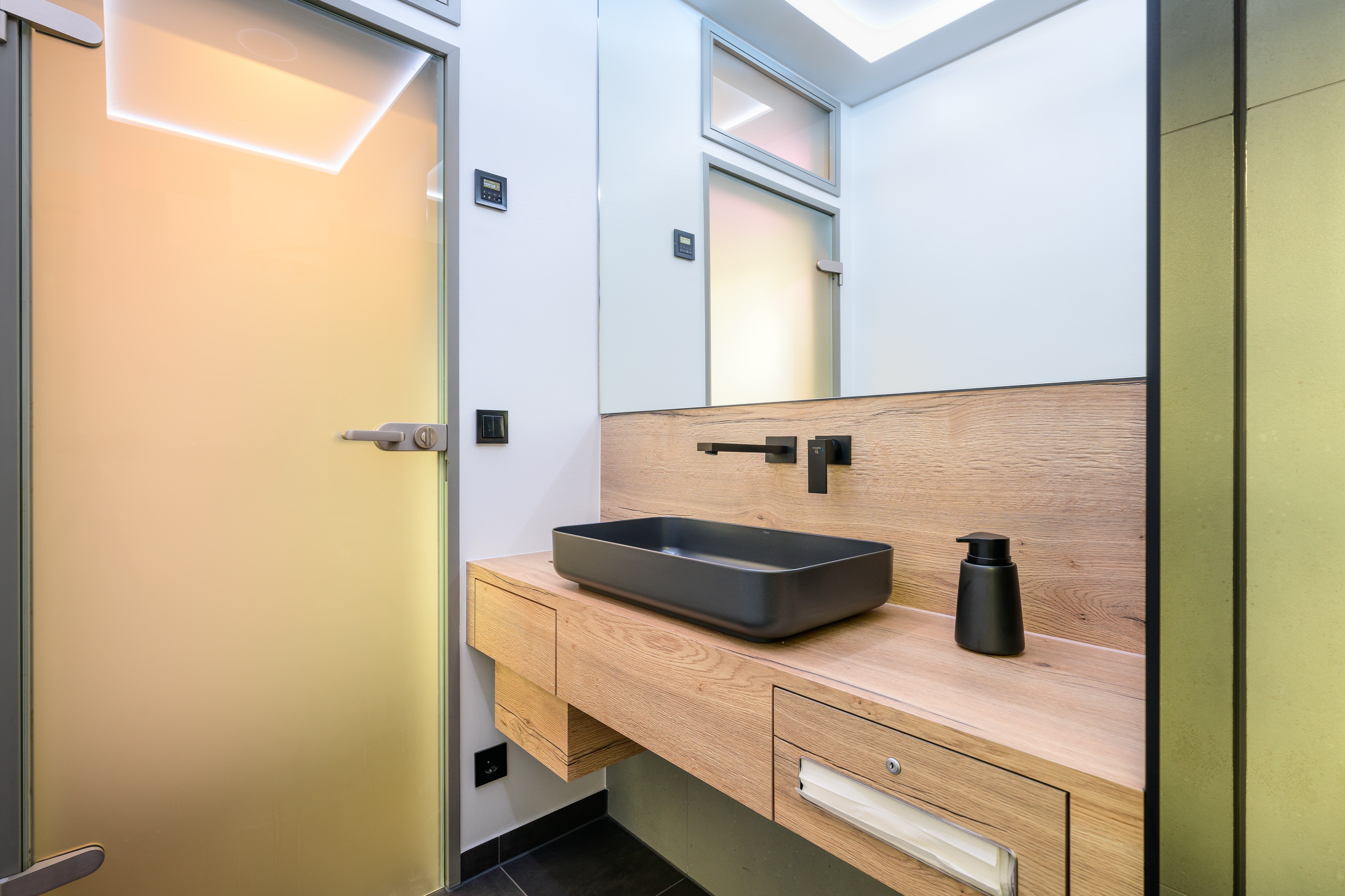 V_buero-gewerbe-bad-schwarze-amaturen