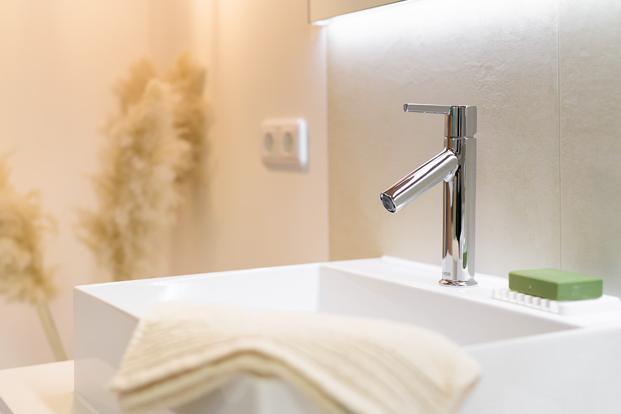 R_wasserhahn-bad-nahaufname